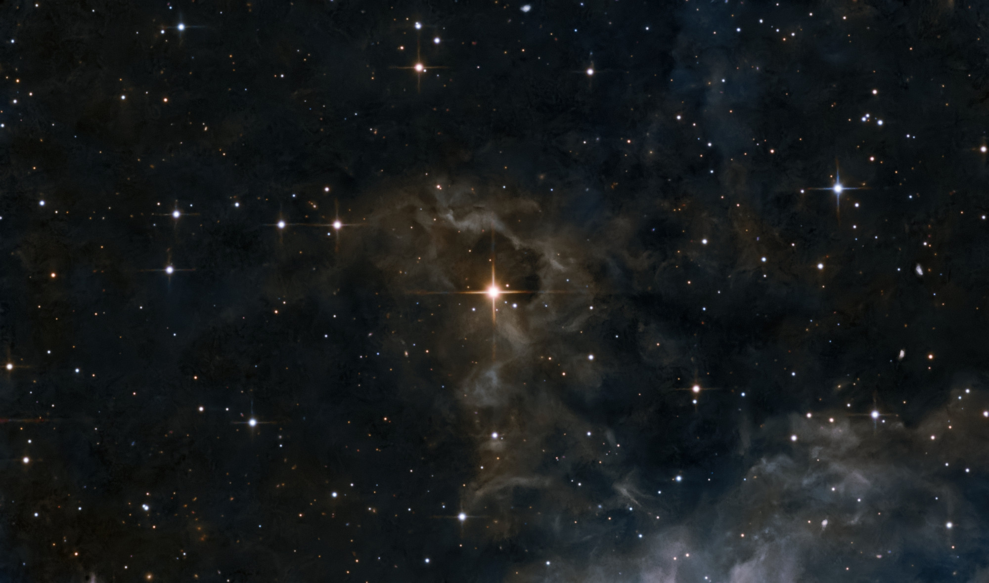 cloudystar Während mein Lacerta Newton noch länger mit einem Langzeitprojekt beschäftigt ist, habe ich nach einem interessanten Objekt für meinen Skywatcher Newton gesucht, und da ist mir eine wolkige Struktur um einen Stern (TYC 4191-2090-1 bzw. BD+60 1705) aufgefallen. Nach den ersten Belichtungsstunden hat sich aber gezeigt, dass es sich offenbar nur um eine Staubwolke im Sternbild Drache handelt, davon gibt es dort viele. Etwas enttäuscht habe ich dann eine Bearbeitung dieser ersten Aufnahmen probiert, es war aber eigentlich ganz hübsch, also habe ich weiterbelichtet und daraus ein RGB-Bild erstellt. H-alpha hätte ich auch belichtet, da zeigt sich aber meines Erachtens nur Licht des roten Kontinuums, daher habe ich das nicht verwendet. In dieser Staubwolke befindet sich auch eine Molekülwolke, die im Planck Catalogue of Galactic cold clumps gelistet ist als PGCC G090.22+38.47. BD+60 1705/TYC 4191-2090-1 ist ein Stern der Spektralklasse K2 D laut SIMBAD. Da die Staubwolke vom gelben Licht dieses Sterns illuminiert wird und somit selbst gelblich erscheint, kann man davon ausgehen, dass der Stern sich in etwa der selben Entfernung wie diese Wolke befindet. Belichtet mit der Planetenkamera ZWO ASI462MM, insgesamt 15,68 h bei 60 s Einzelbelichtung. Teleskop: Skywatcher PDS 130/650. Nachführung: Skywatcher EQ6 Filter: Astronomik DeepSky R, G, B Steuerung: ZWO ASIAIR Plus