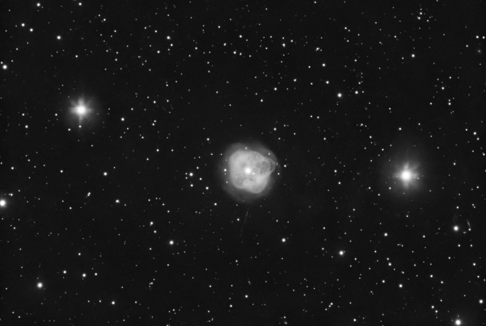 ngc_1514_ Eine kurze Aufklarung der Wolkendecke erlaubte mir einen weiteren Versuch mit dem Maksutov-Teleskop und einem neuen Reducer, den ich hier teste. Die ungekühlte monochromkamera ZWO ASI432MM habe ich dieses Mal auf Gain 350 geschraubt (das würde bei einer normalen Kamera dem höchsten ISO-Wert entsprechen). Bei max. Gain haben die Bilder dieser Kamera die wenigsten horizontalen Streifen, dafür handelt man sich ein paar andere Probleme ein, auf die ich hier nicht weiter eingehen möchte. Das waren 256x 30s mit dem Luminanzfilter. Vielleicht schaffe ich es heuer noch die Farbfilter zu belichten, die Hoffnung stirbt zuletzt.