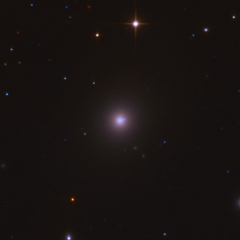 M87-UvGIr_neu Die UV-Aufnahme des Jets in M87 konnte ich nun zu einer Falschfarbenaufnahme abrunden, nämlich in UV, G, IR. UV -> Blau G = Grün IR -> Rot Zwar will nun das...