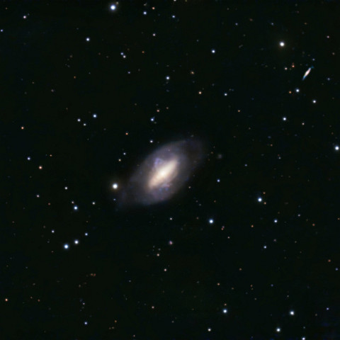 NGC2685_v2 NGC 2685 bzw. Arp 336, die Helix Galaxie im großen Wagen. Dank der letzten Nacht kam ich auf 8h 45min Belichtungszeit, gerade genug, um aus den gesammelten...