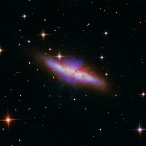 Zigarre_UvGIr_neu1 Die UV- und IR- Emissionen der Zigarrengalaxie. Das ist ein experimentelles, schlecht aufgelöstes Bild, das durch ein kleines und schlechtes Teleskop mit zwei...